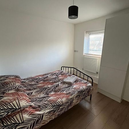 Immaculate 2 Bed Flat With Free Parking! Apartamento Watford  Exterior foto