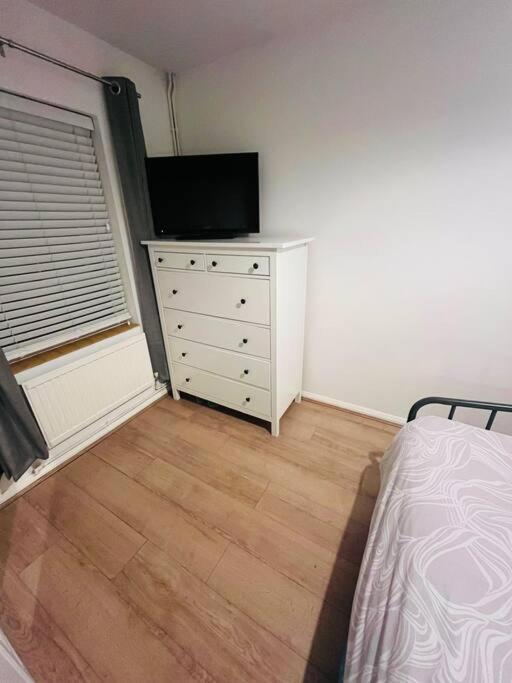 Immaculate 2 Bed Flat With Free Parking! Apartamento Watford  Exterior foto