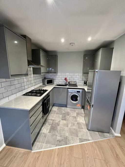 Immaculate 2 Bed Flat With Free Parking! Apartamento Watford  Exterior foto