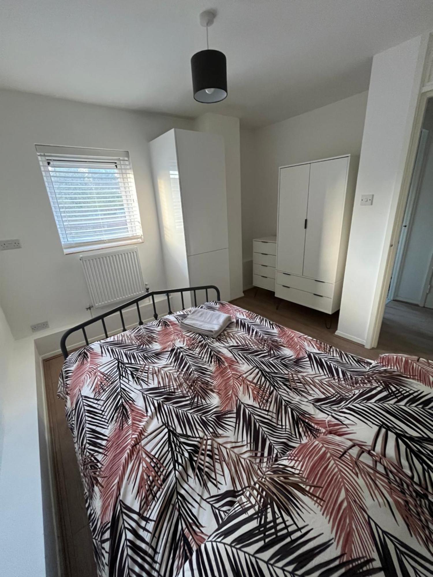 Immaculate 2 Bed Flat With Free Parking! Apartamento Watford  Exterior foto